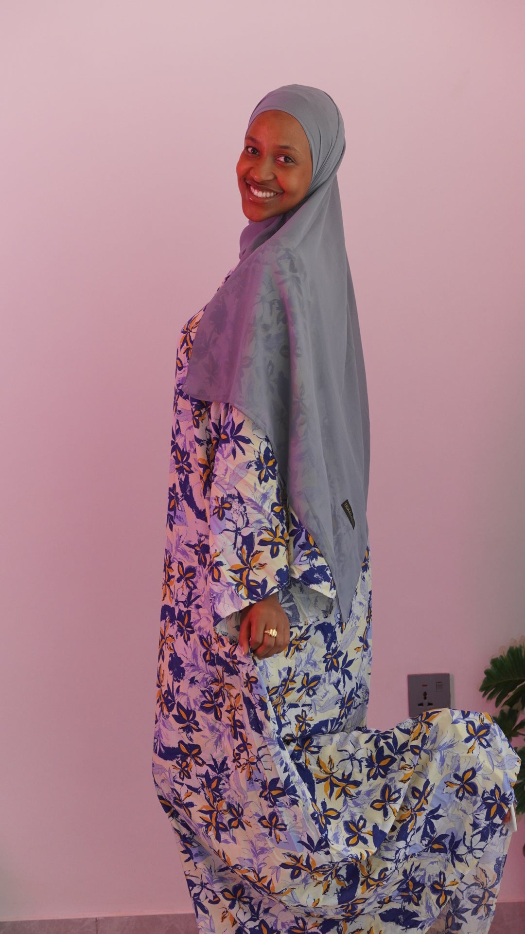 Flowy closed abaya